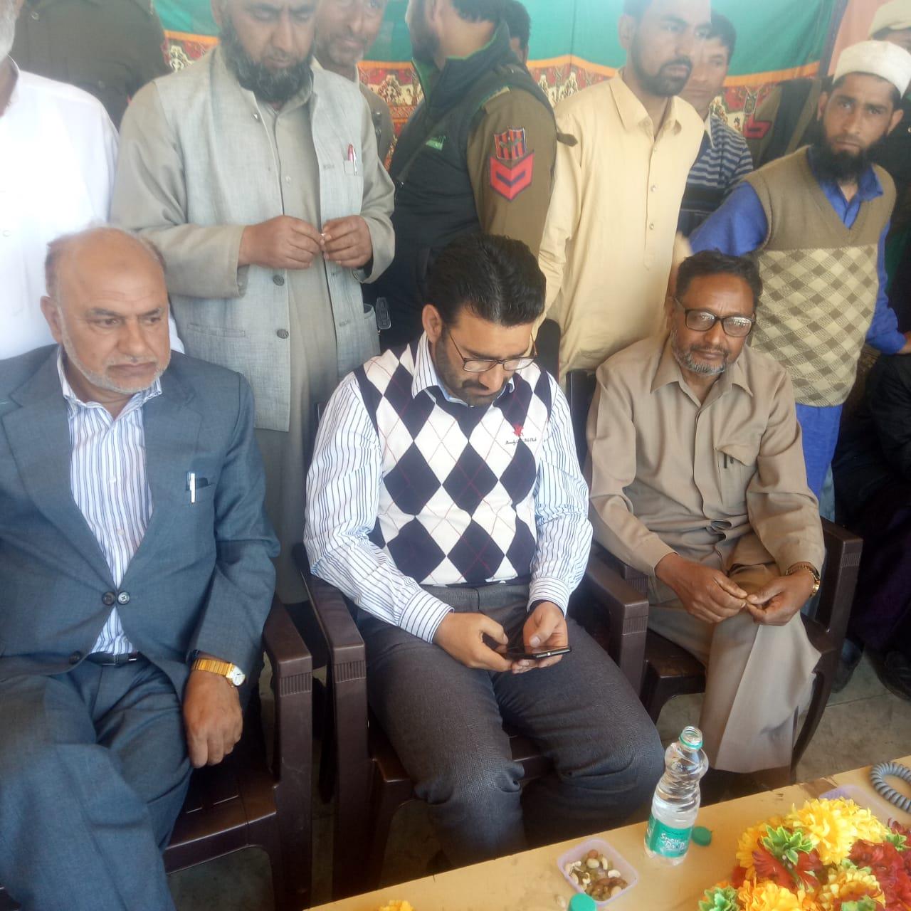 Qaiser Lone condemns ban on civilian traffic on Kashmir highway
