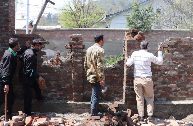 LAWDA demolishes six illegal structures around Dal Lake