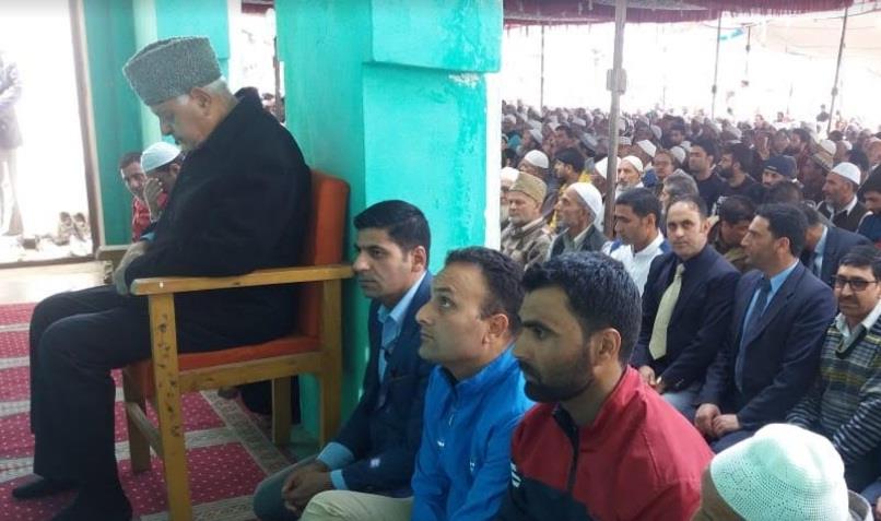Farooq offers Friday congregational prayers at Dargah Hazratbal, prays for peace, prosperity of state