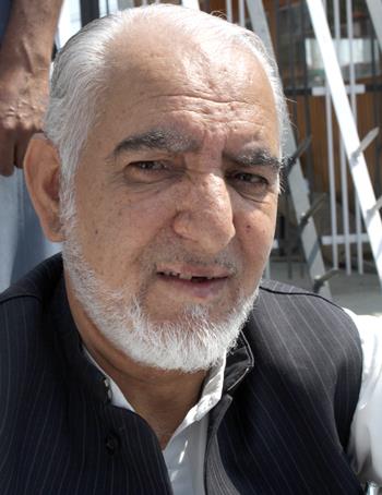 Ex PDP Minister Syed Bashir joins Congress, Azad welcomes him into party fold