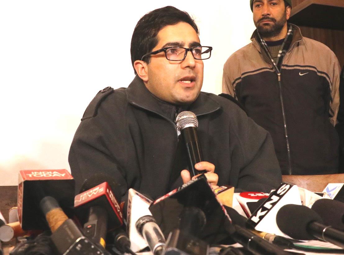 Shah Faesal demands fair compensation, rehabilitation to Ring road, Transmission Line affected farmers