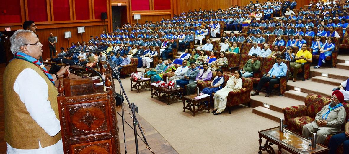 Governor awards Rajya Puraskars to Bharat Scouts, Guides