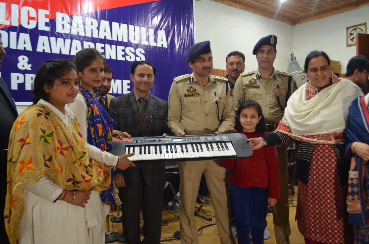 Baramulla police organizes awareness programme on use of Social Media