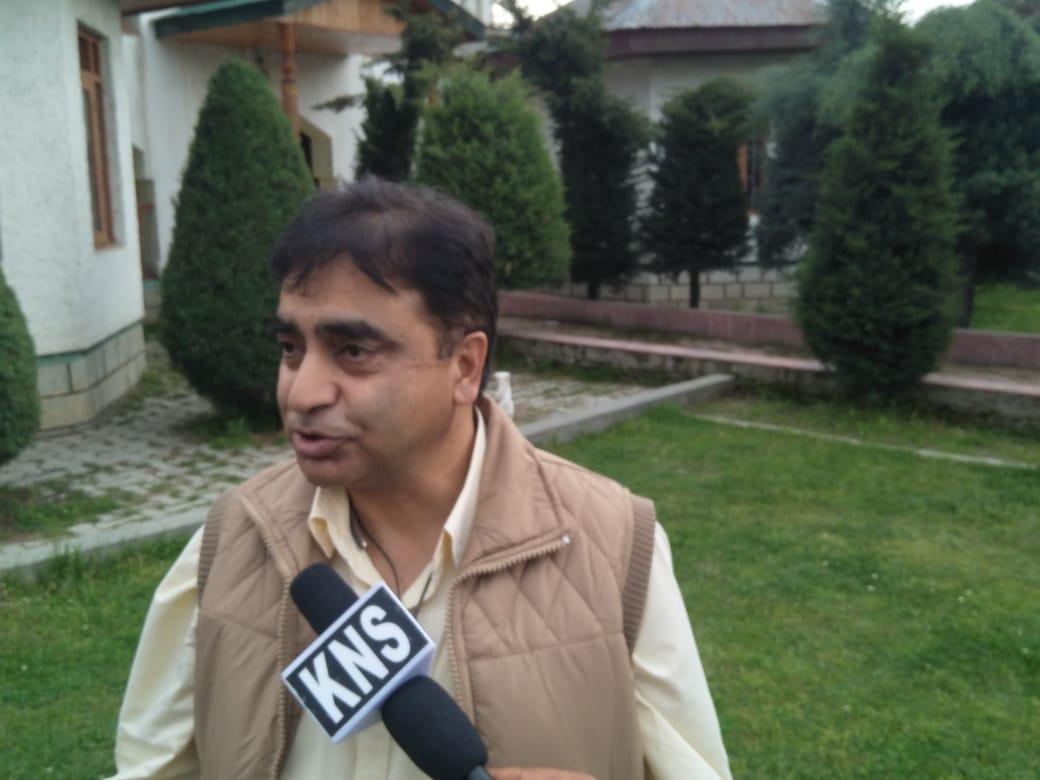 Warm send off given to 18 superannuating PHE employees in Handwara