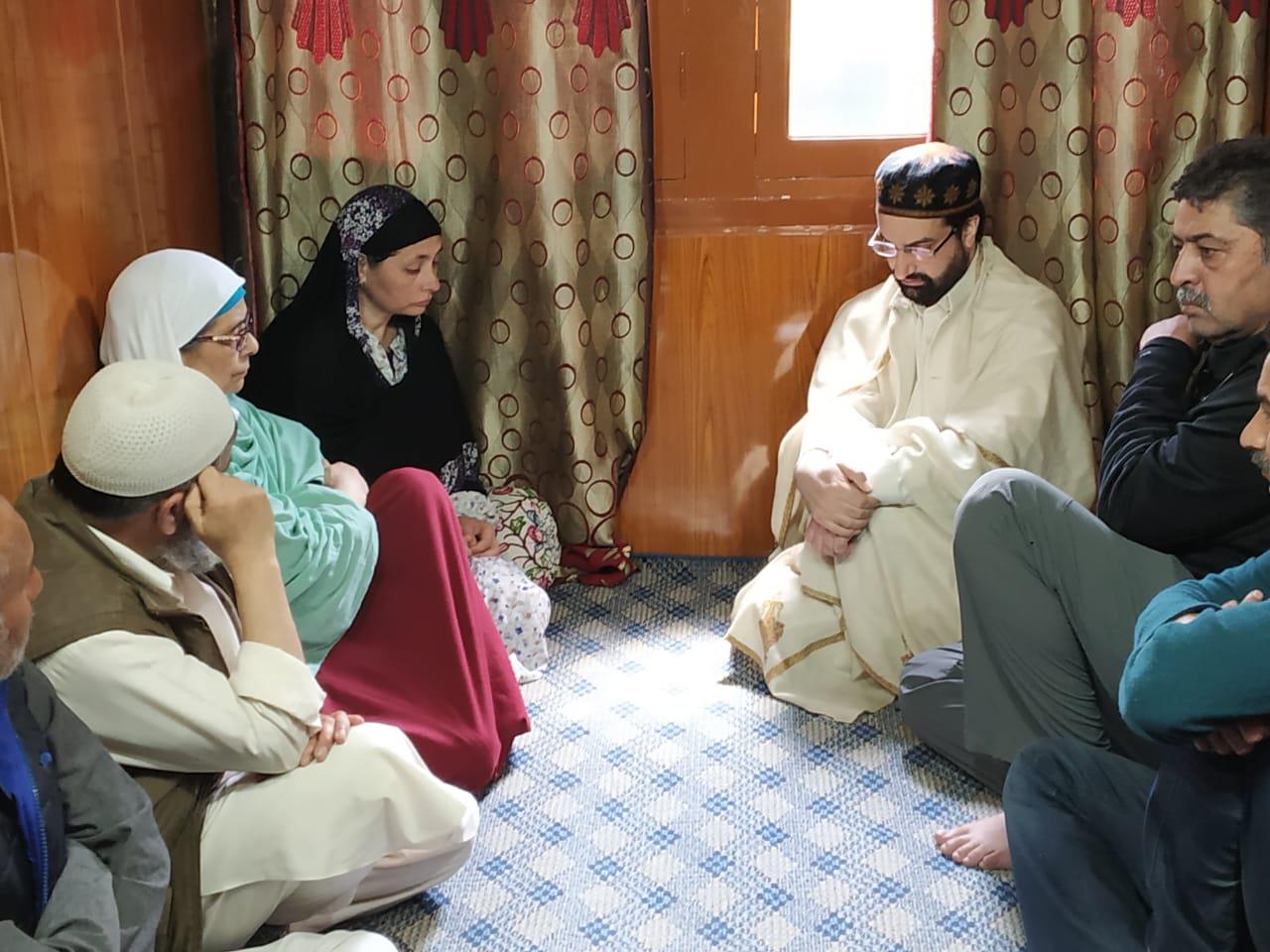 Mirwaiz visits Yasin Malik’s residence
