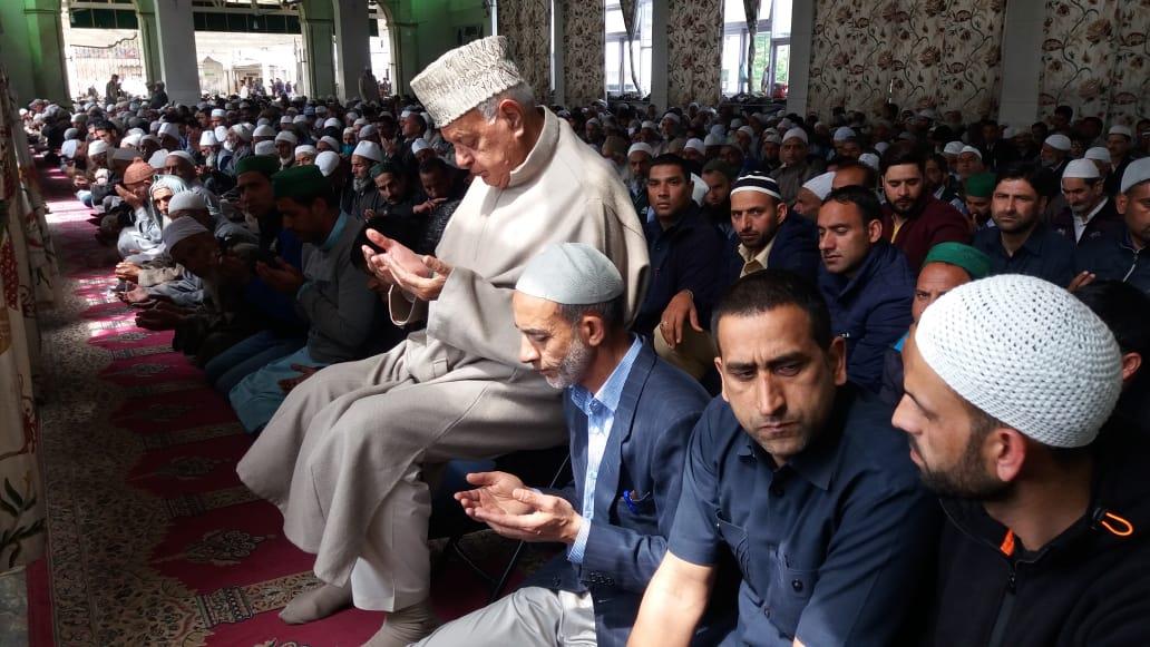 Farooq Abdullah offers Friday prayers at Dargha Sharief