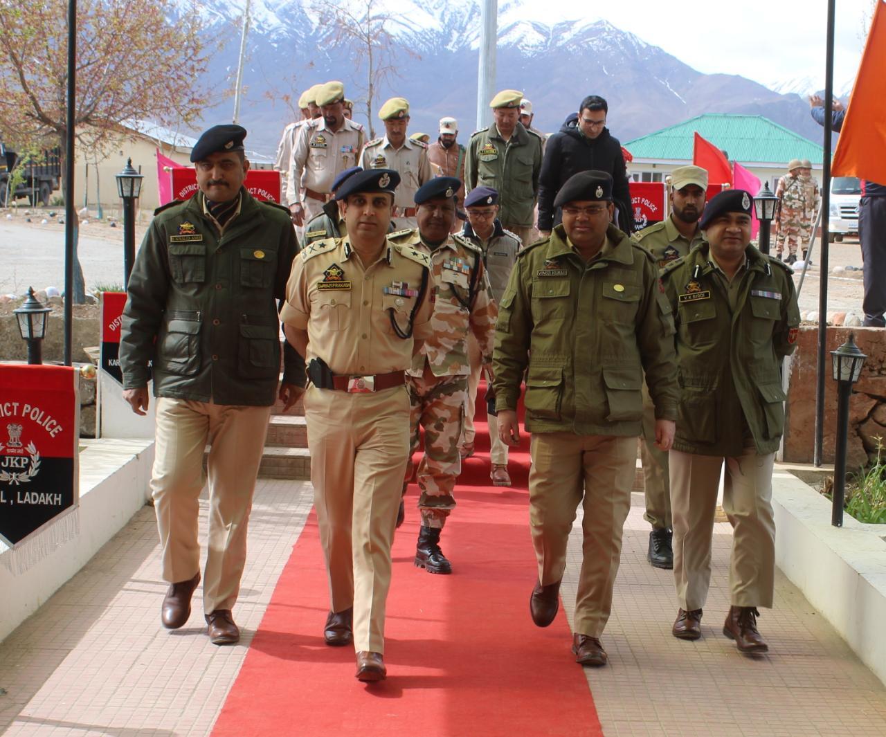 IGP Kashmir visits Kargil, Chairs a meeting to review poll preparedness