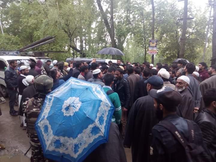 23 hours power cut regularly triggers protest in Chowgul Handwara