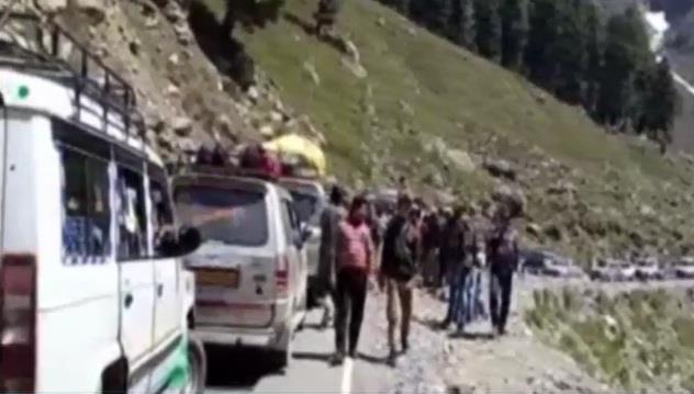Protesters block Sgr-Leh highway at Gagangeer