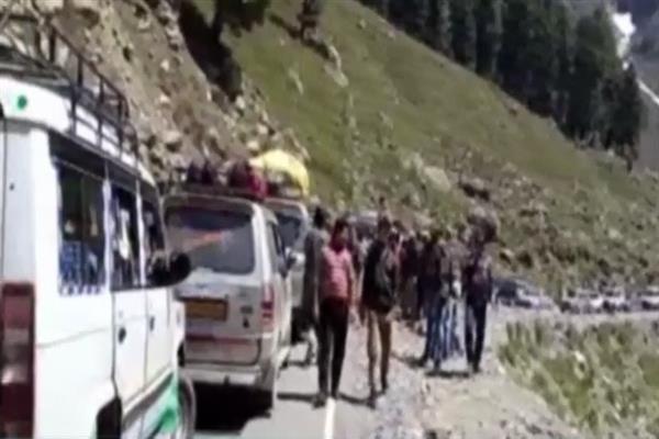 Sumo drivers block Ganderbal road at Gagangeer, demand permission to ferry passengers to zero point