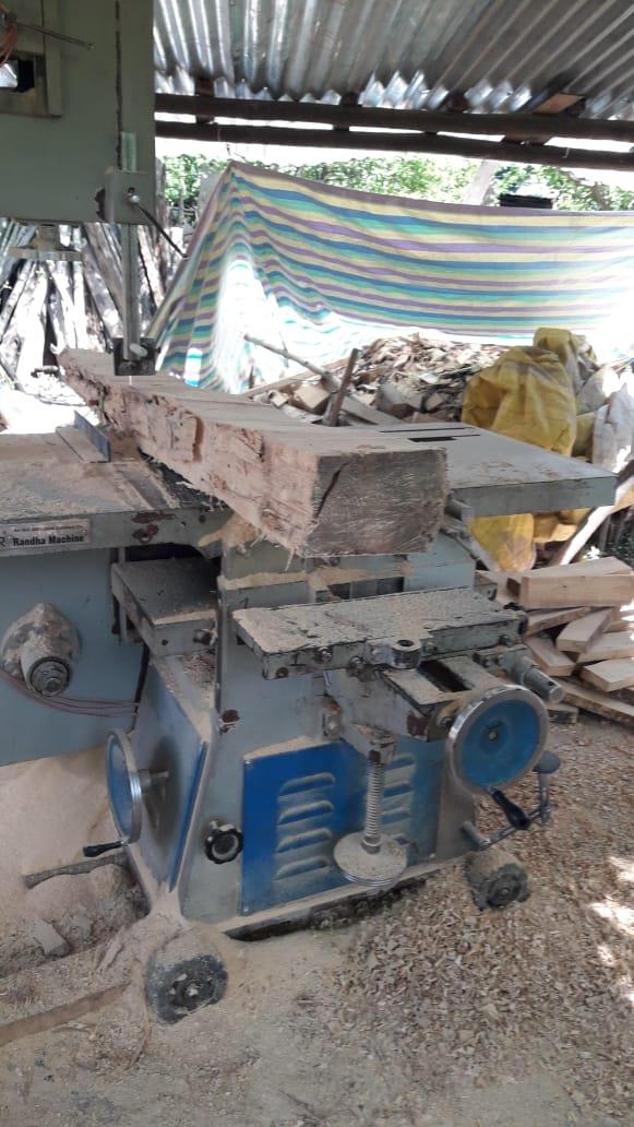 DFO Kamraj raids illegal saw mill in Lolab, seizes 100 ft timber