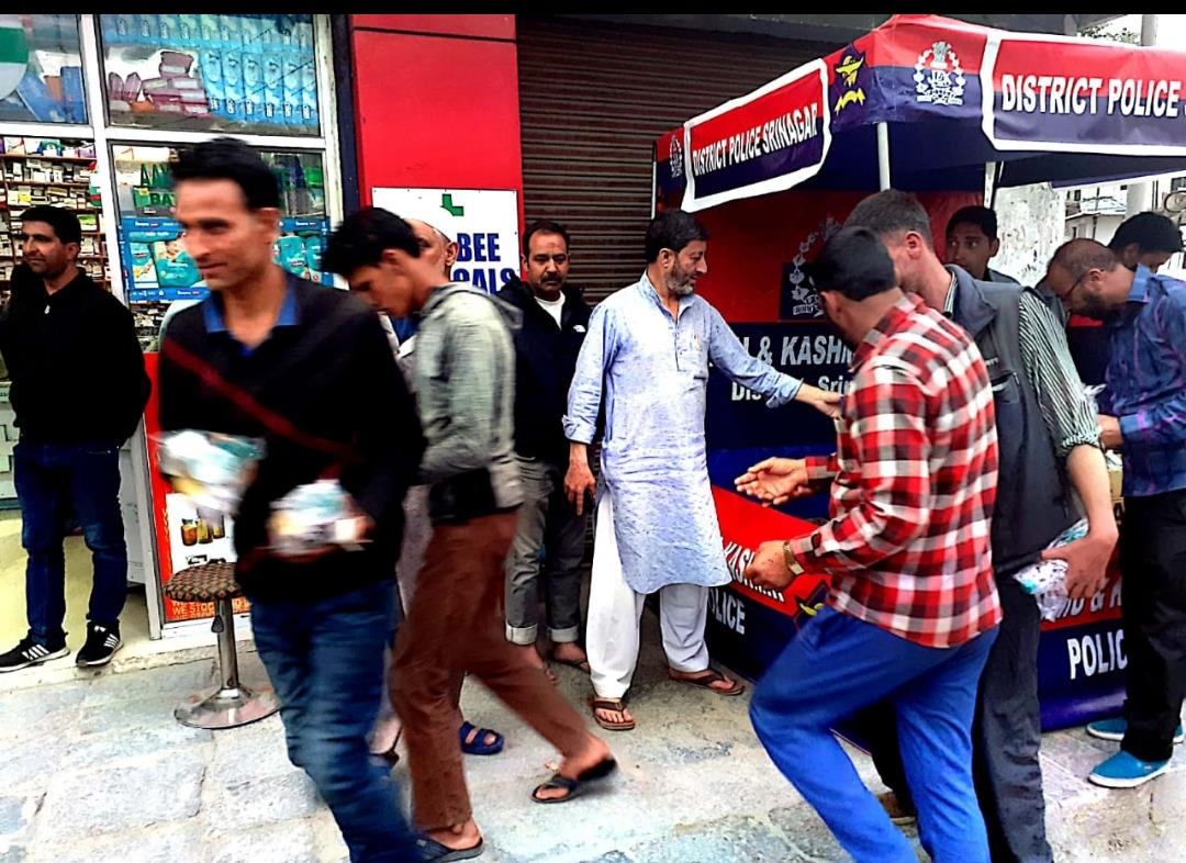 Srinagar police organises Iftaar party