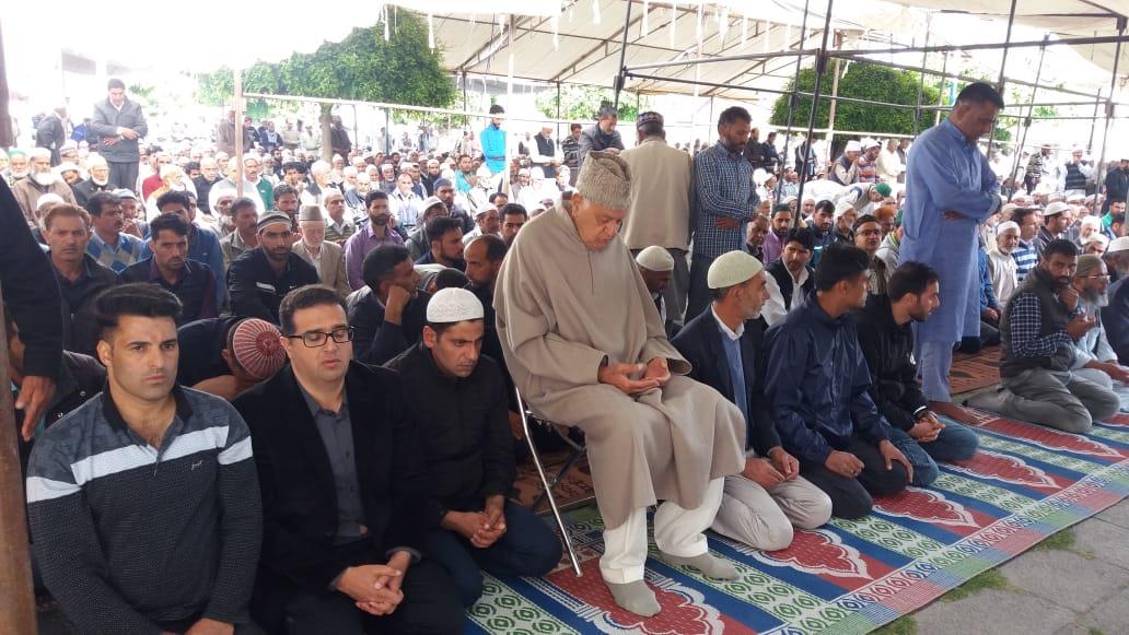 Farooq Abdullah offers Friday congregational prayers at Asaar-e-Sharief Hazratbal
