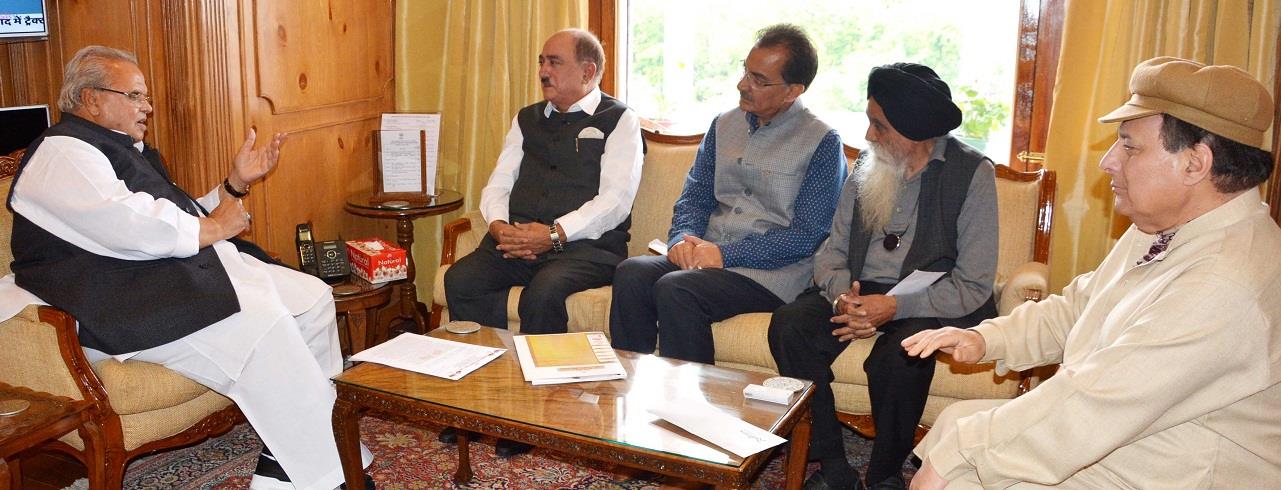Kashmir Hotel Association delegation meets Governor