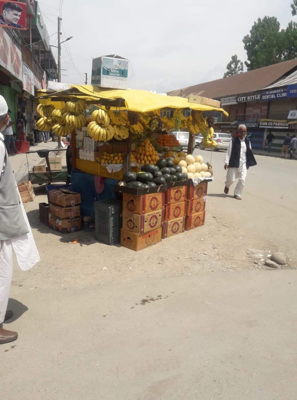 Vendors, shopkeepers encroach pathways in Handwara