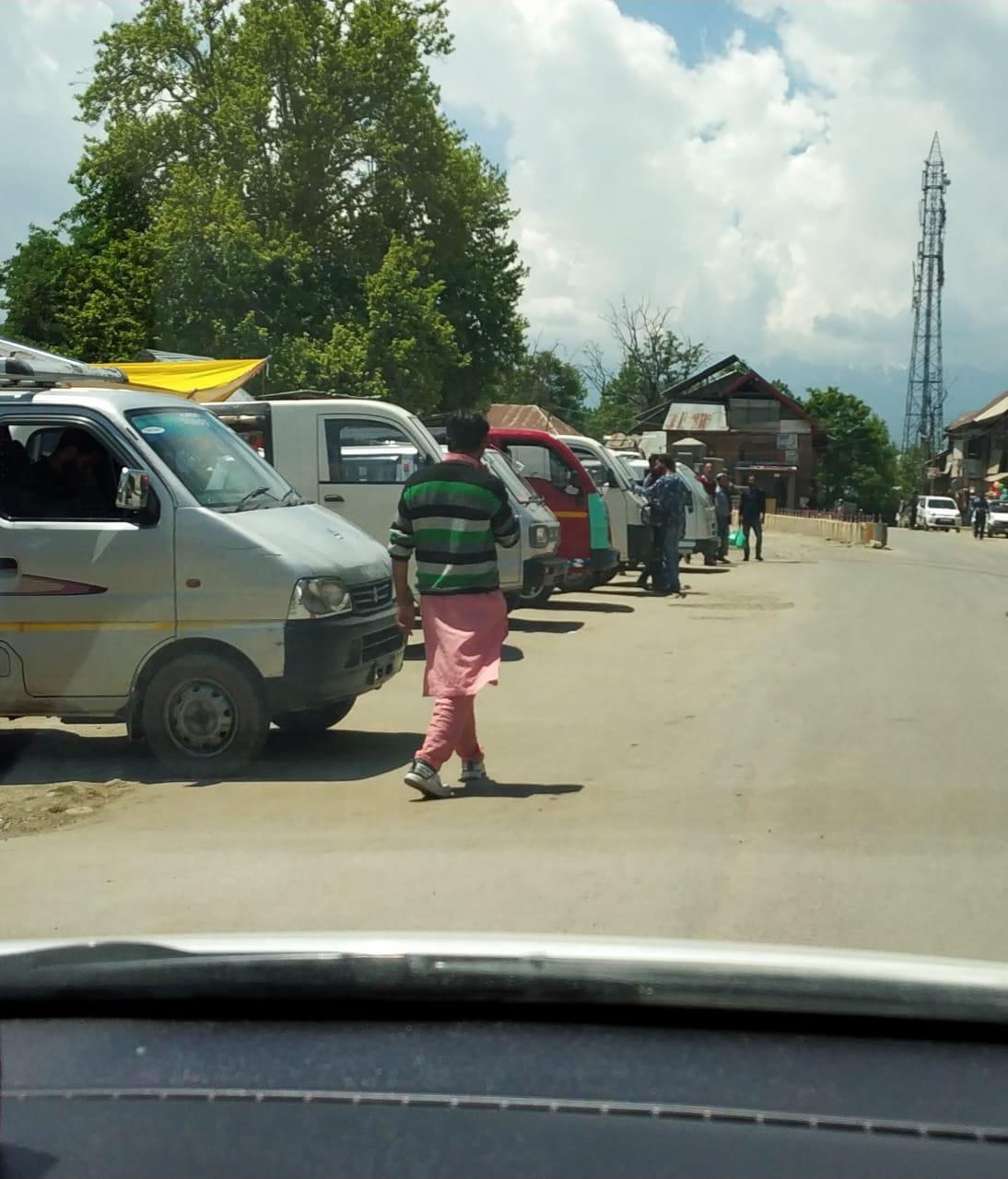 Shopkeepers, Tata Magic owners encroach pathways, roadsides in Qalamabad, Langate