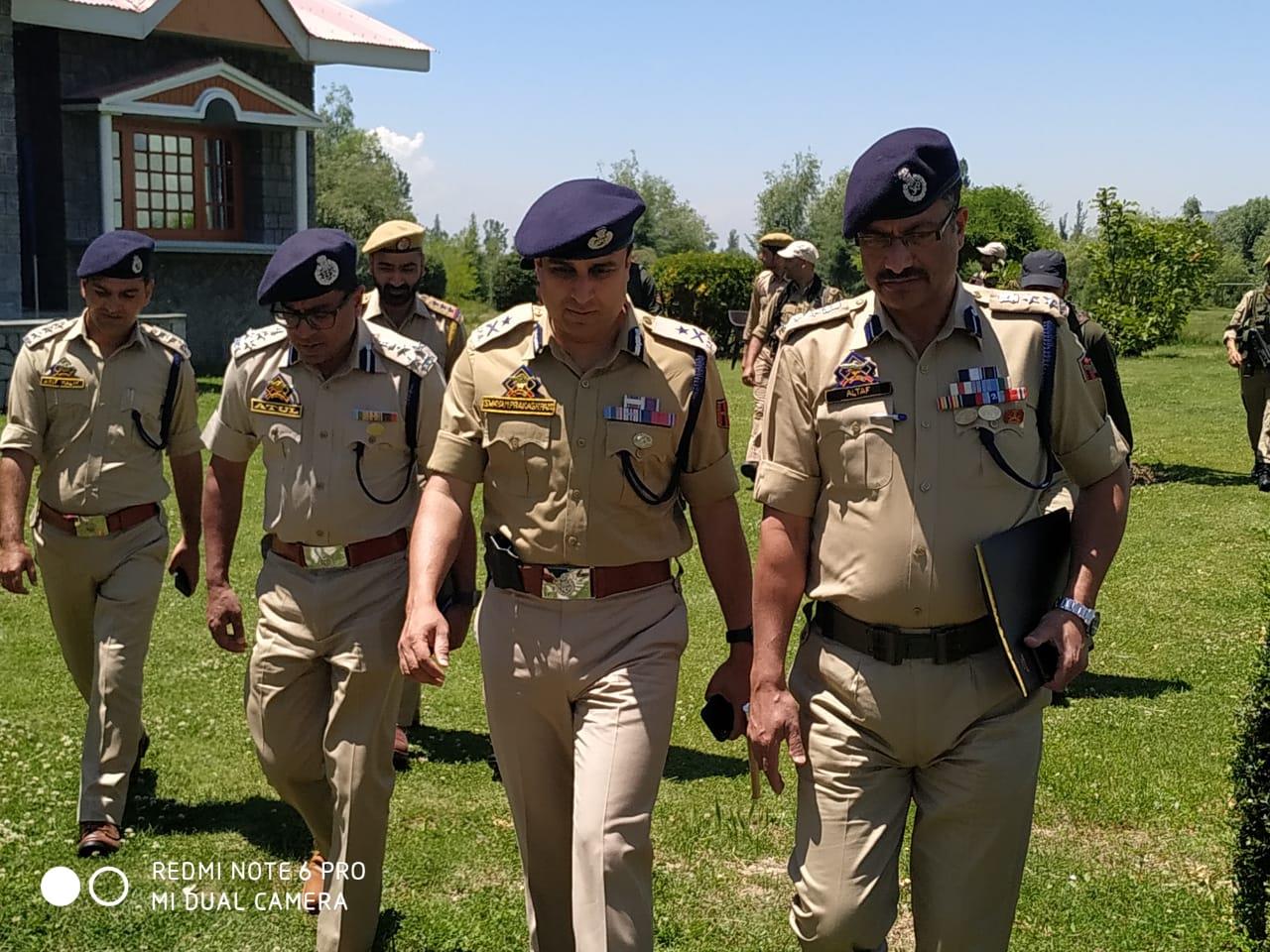 IGP Kashmir visits Kokernag, interacts with jawans