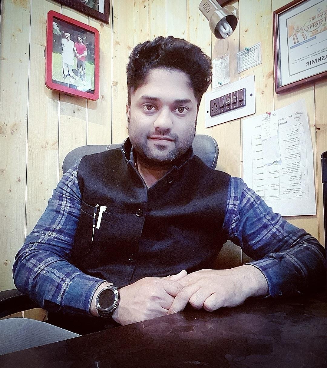 Manzoor Bhat greets people on Jumat-ul-Vida