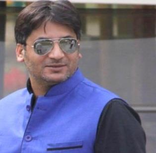 Laigaroo greets people on Jumat-ul-Vida