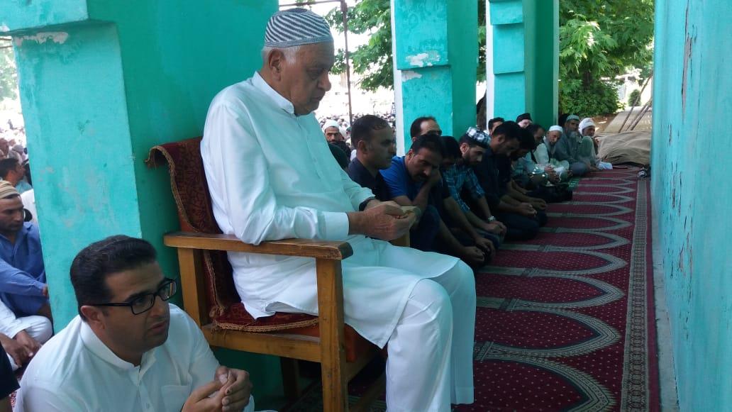 Dr. Farooq offers Friday congregational prayers at Dargah Hazratbal