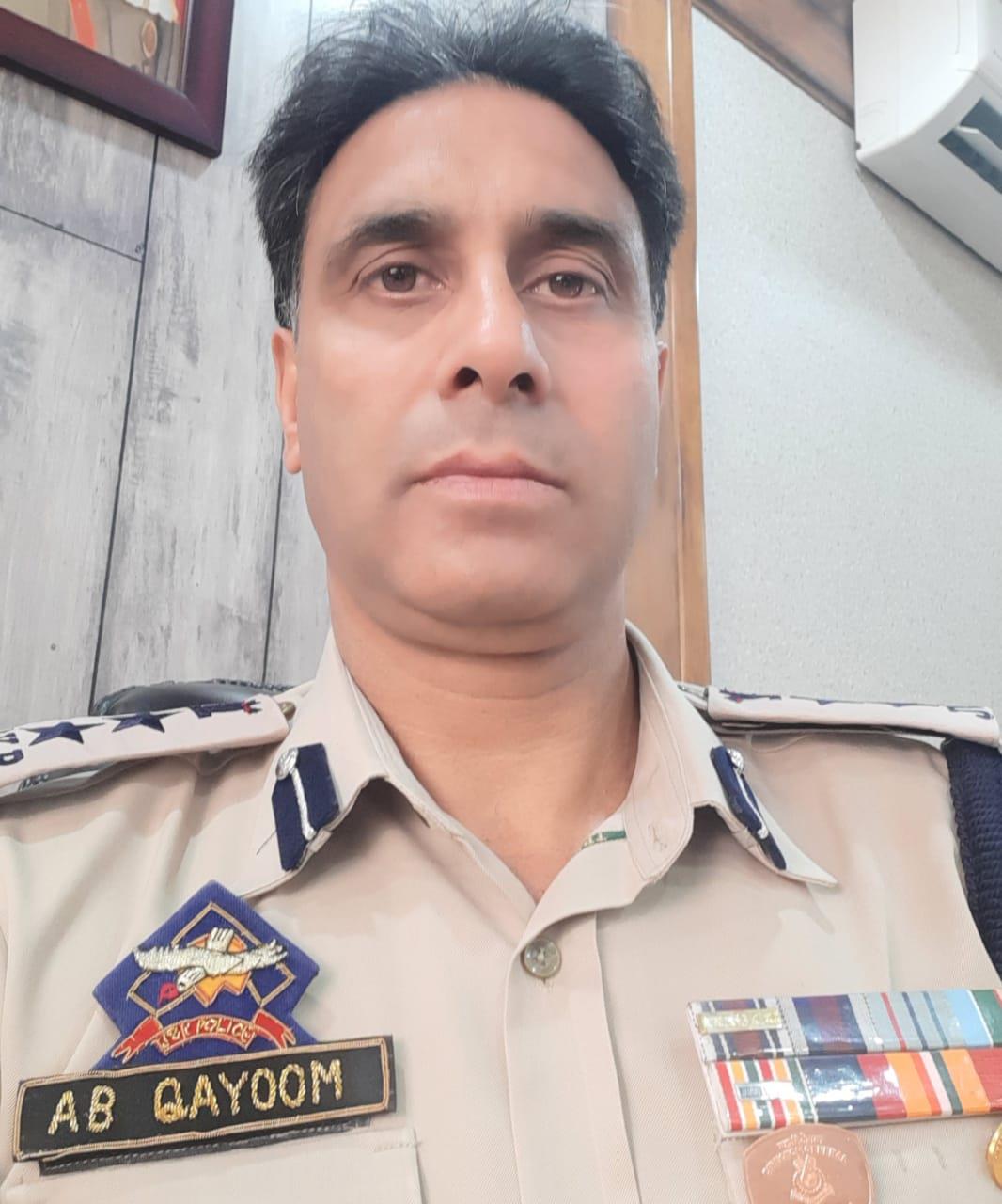 SSP Baramulla felicitates people on Shab-e-Qadr