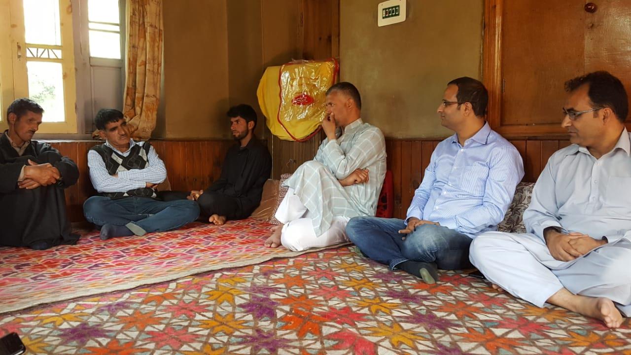 JKPM delegation visits deceased tourist guide’s residence to offer condolences