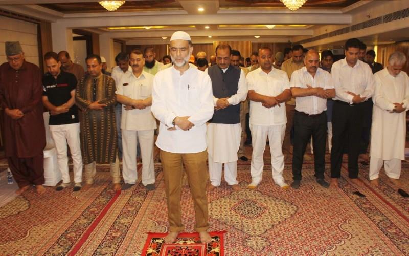 Sikhs host Iftaar dinner for Muslims in Srinagar