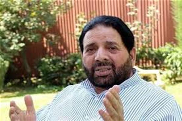 Hakeem Yaseen offers Eid prayers at Khansahib