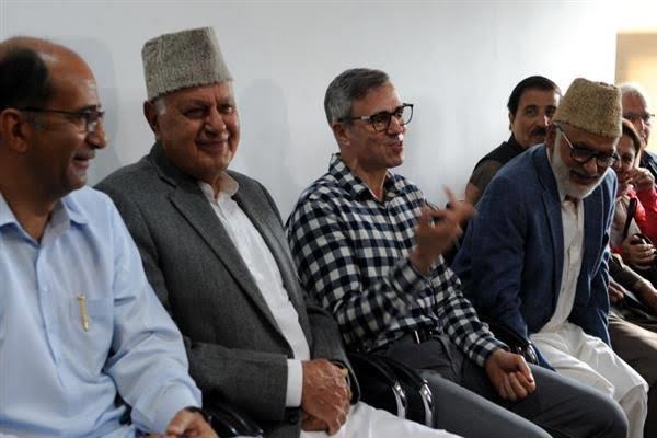 Dr. Farooq, Omar Abdullah greet people on Urs of Hazrat Mian Nizam Ud Din Kiyanwi Naqshbandi (RA)