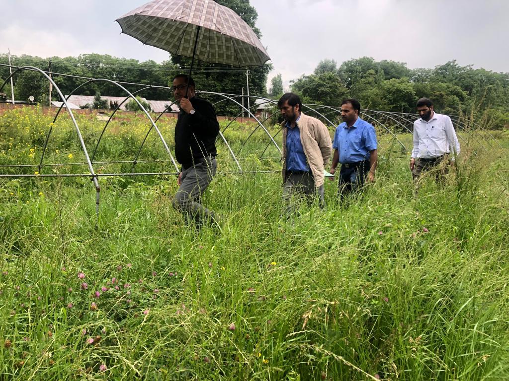Dir Horti visits Budgam, reviews progress of departmental activities in distt