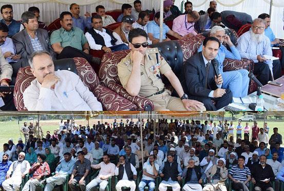 DDC Baramulla chairs grievance camp at Watergam Wagoora