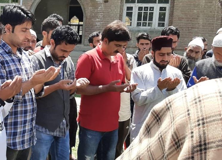 Handwara journalists pay tribute to Shujaat Bukhari