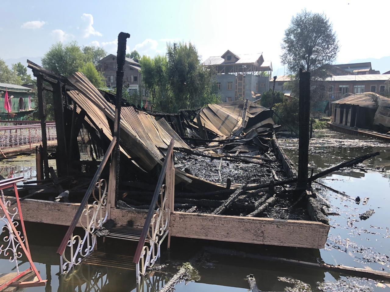 2 houseboats go up on flames in Nigeen Lake