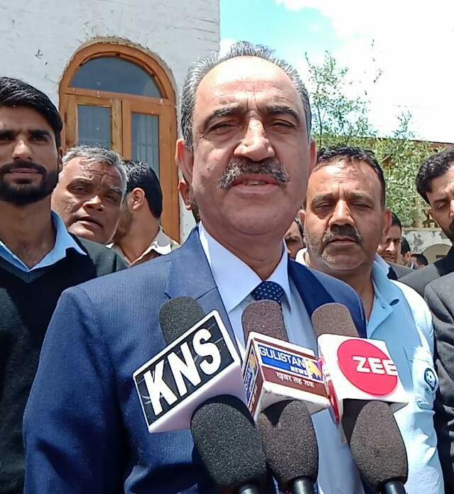 Justice Magray visits court complex Tangmarg