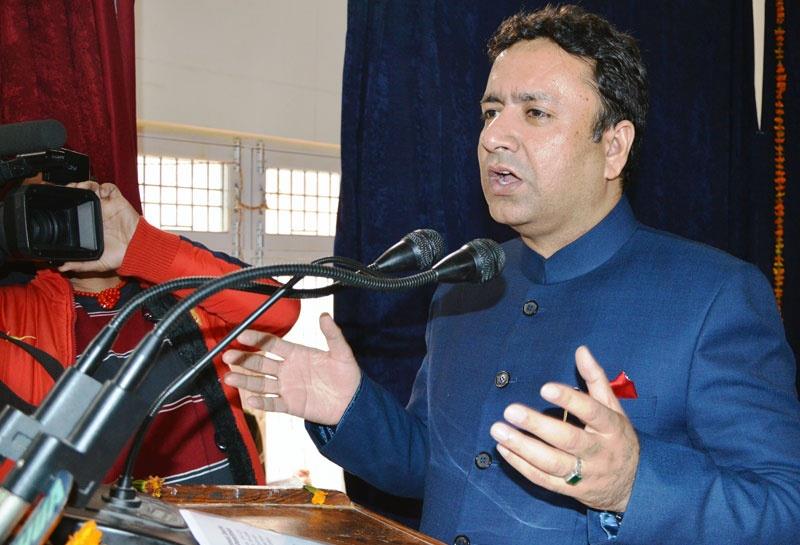 Zulfkar Ali calls on CS, presents memorandum on various issues