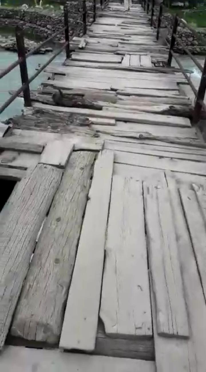 Ganderbal village sans bridge, proper roads, residents express resentment