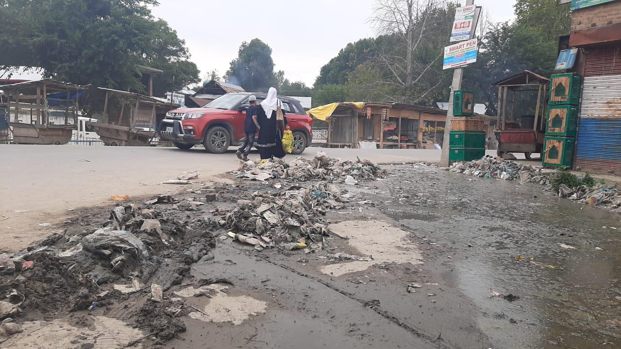 Karalgund traders demand immediate lifting of garbage from market