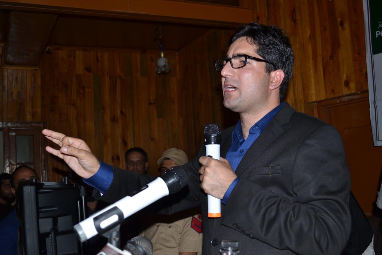 Shah Faesal shocked over loss of human lives in Mughal road mishap