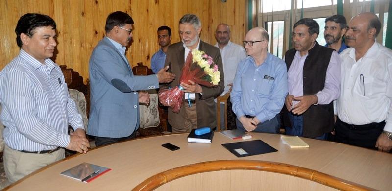 Advisor Kumar visits GMC Srinagar, interacts with HoDs