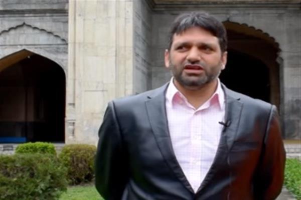 Dy Mayor extends best wishes to Baseer Khan, Munir Khan on extension in their services