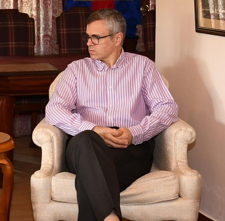 Scores of individuals, workers, civil society delegations call on Omar Abdullah