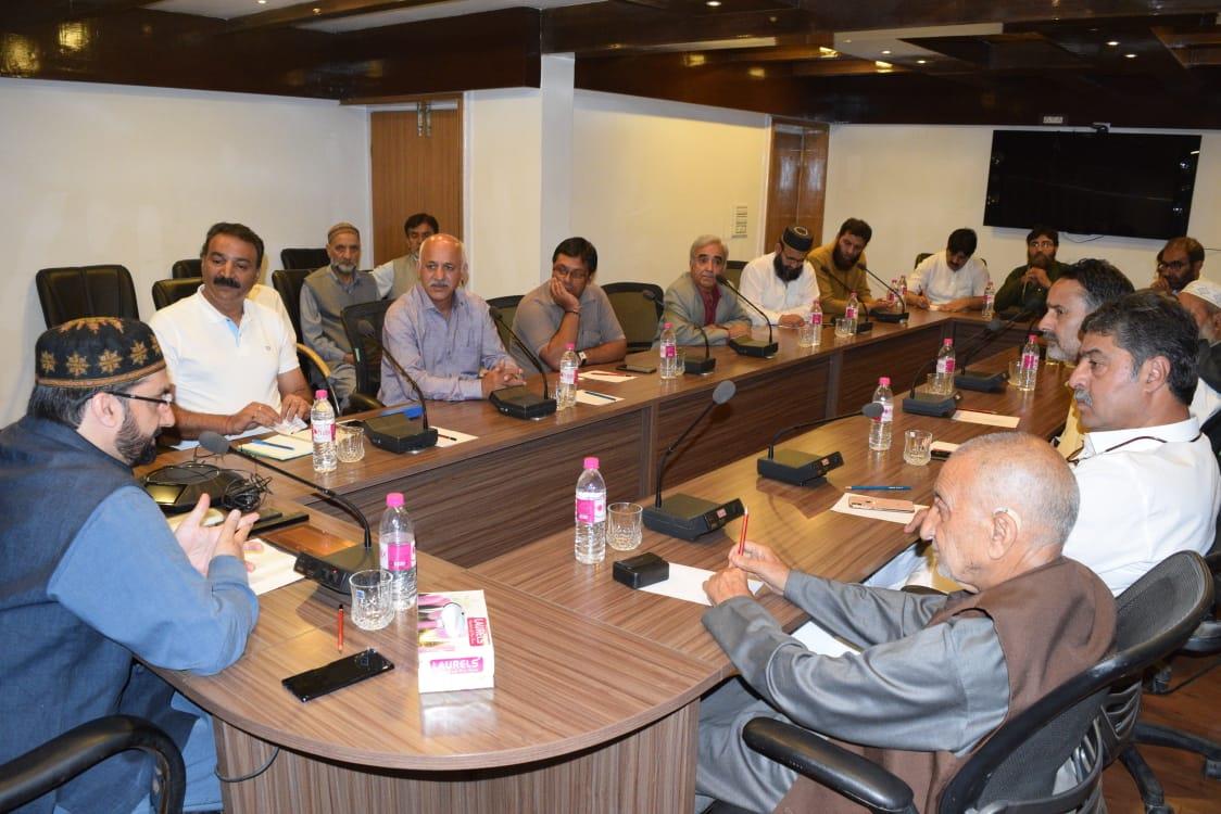 Mirwaiz chairs meet of amalgam leaders, condemns restrictions on highway