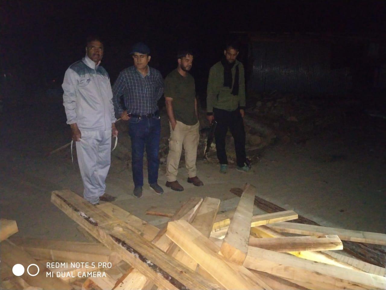 Forest team seizes 95-cft illicit timber from Bandsaw in Handwara