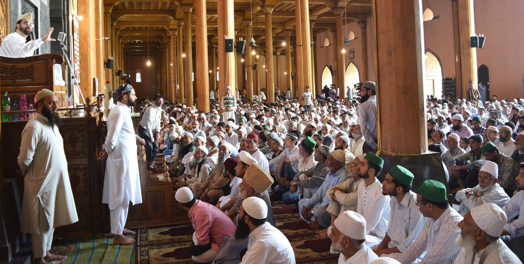 Mirwaiz felicitates Haj pilgrims, urges them to hold special prayers for Kashmir