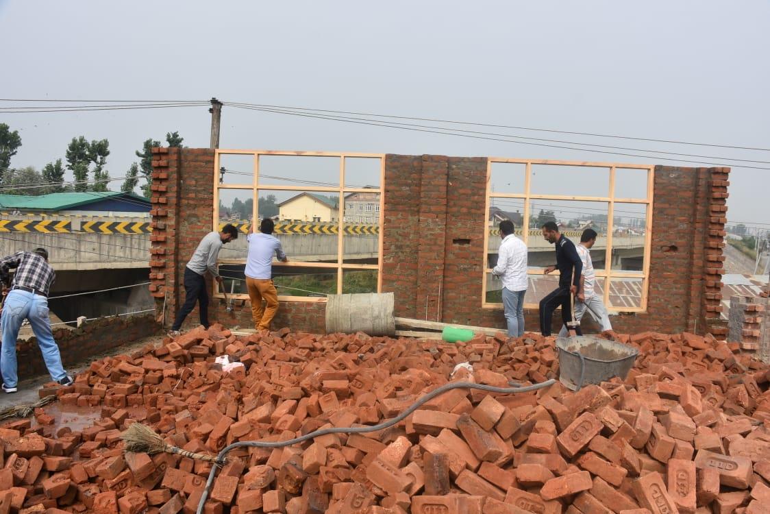 SMC conducts demolition drive from Chanpora, adjoining areas
