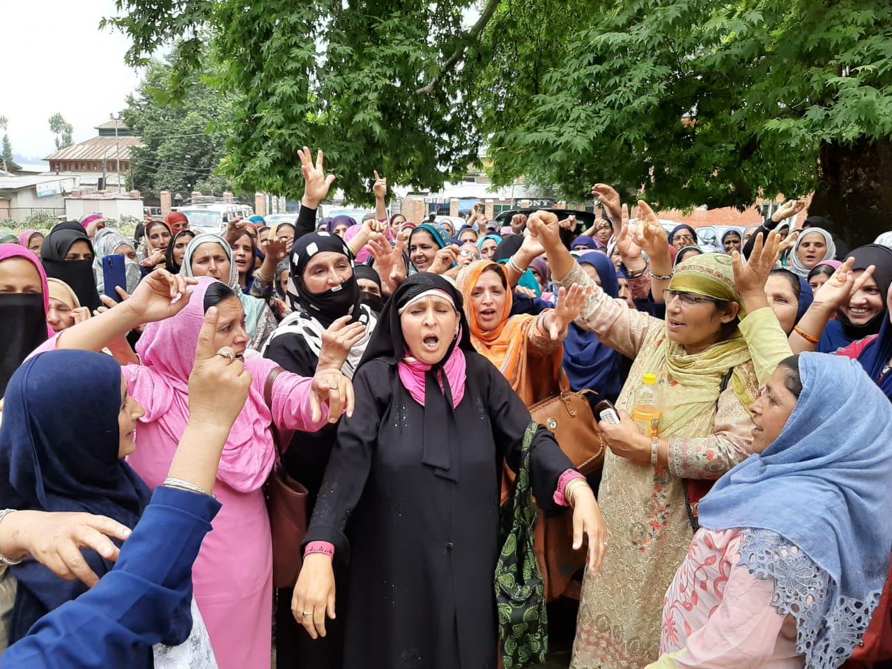 Anganwari workers, helpers protest in Handwara, demand revocation of recent Govt order