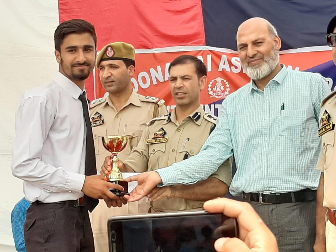 Awantipora police organises talent hunt event ‘Choona Hai Asmaan’