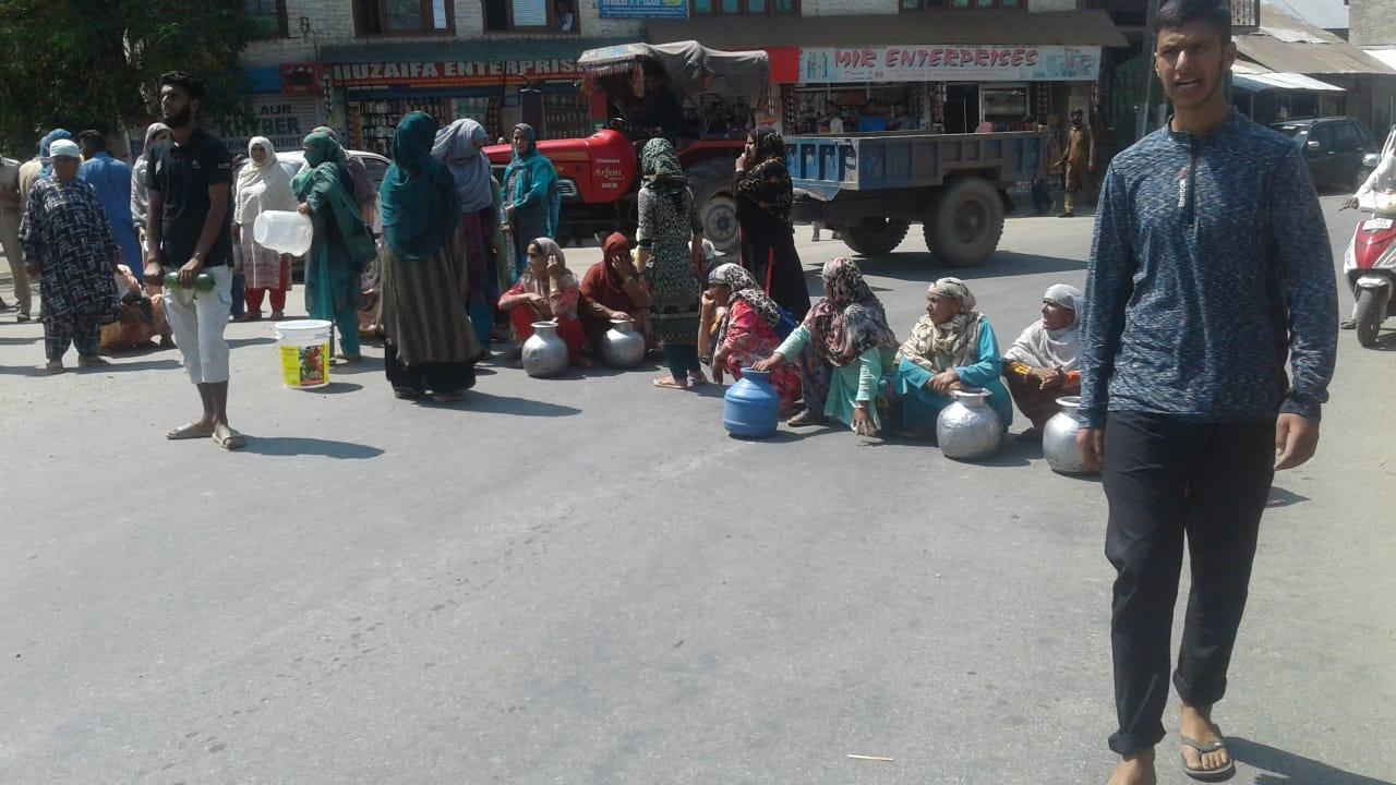 Yaroo Langate residents block Handwara-Baramulla highway against water scarcity