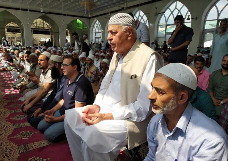 Farooq Abdullah offers Friday congregational prayers at Dargah Hazratbal