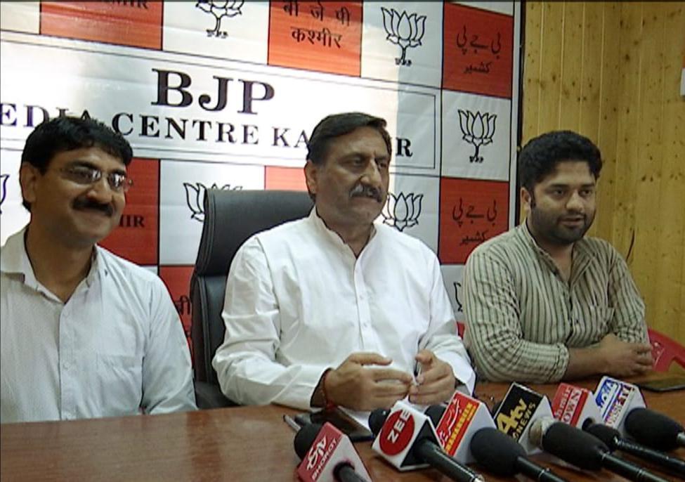 Narender Singh organizes party meet in Srinagar